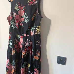 Chic Floral Sleeveless Midi Dress
